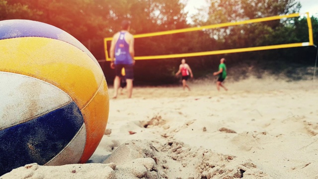 一群朋友在玩沙滩排球球在沙子的特写视频下载