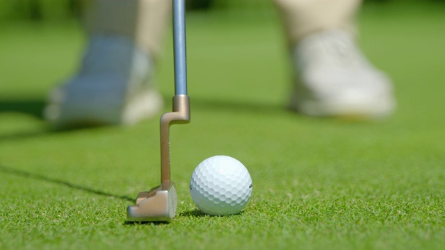高尔夫球手击球的慢动作特写。视频下载
