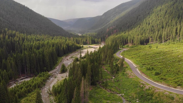 阿尔卑斯山脉公路鸟瞰图视频素材