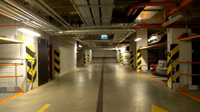 POV驾驶通过地下汽车停车场，4k慢镜头60fps视频下载