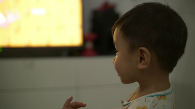 小男孩在家看电视跳舞，4K视频素材