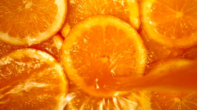 橙汁倒在切片的橙子上视频素材
