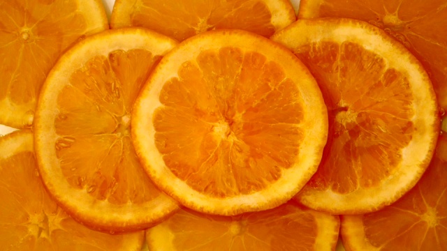 水倒在切片的橘子上视频素材
