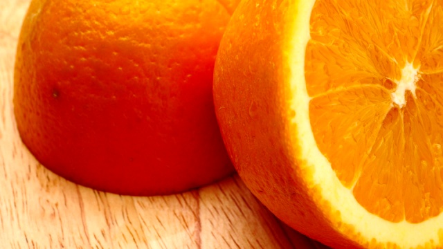 旋转射击-新鲜的半切橙子在木盘上视频素材