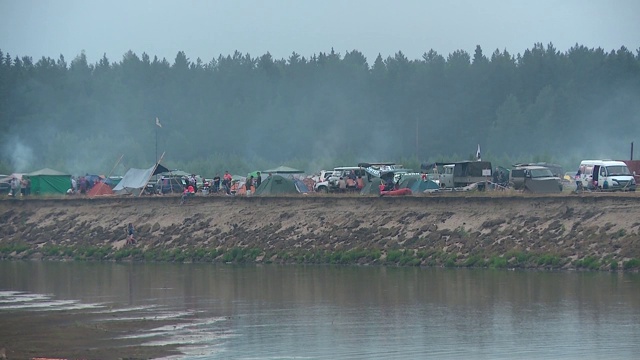 河岸上有许多旅游帐篷视频素材