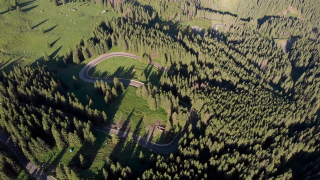 阿尔卑斯山脉公路鸟瞰图视频素材
