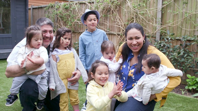 一个大家庭和孩子们在后花园的肖像视频下载