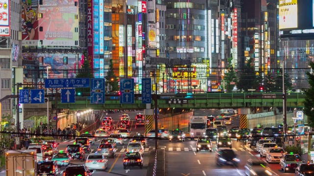4K时间推移:日本东京新宿地区夜间交通拥挤。视频素材