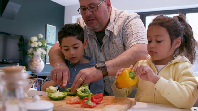 孩子们切菜-和他们的父亲一起准备食物视频下载
