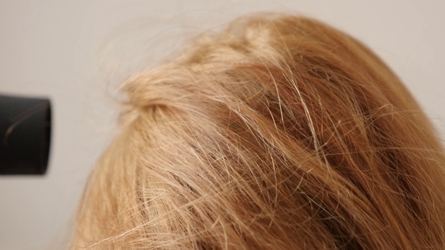 女性吹干湿发的慢动作视频下载