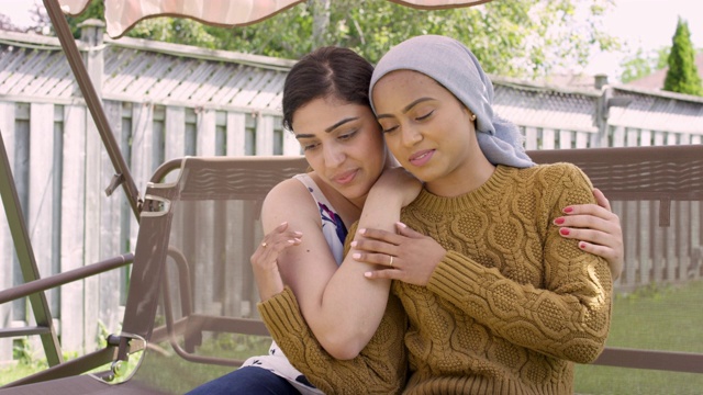 美丽的民族女性与癌症拥抱她的姐姐视频下载