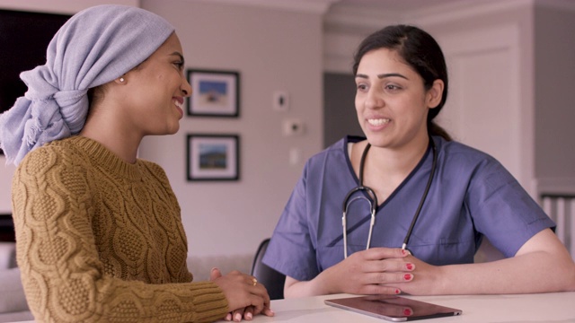 年轻的成年癌症女性与她的护士交谈视频素材