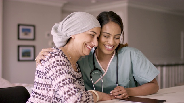 患有癌症的少数民族妇女与护士见面视频素材