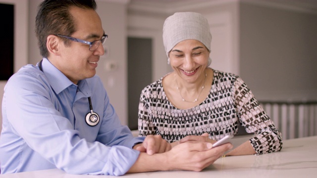 患有癌症的少数民族老年妇女与医生会面视频素材
