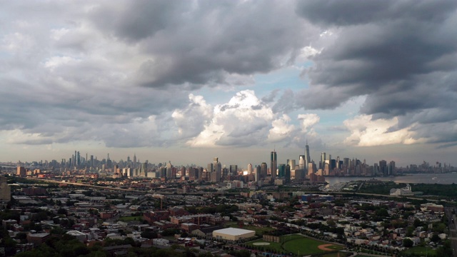 高空鸟瞰城市天际线泽西城和曼哈顿视频素材