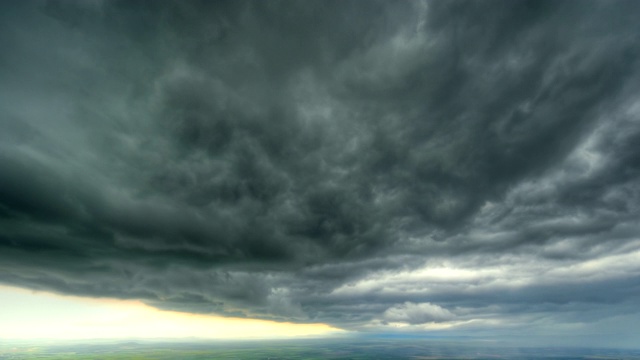 雨和风暴云的场景时间流逝，戏剧性的天空，自然背景视频素材
