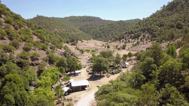 崎岖的景观和Cieneguita村庄鸟瞰图，奇瓦瓦墨西哥在夏季时间附近的戏剧性的铜峡谷地区在马德雷山脉视频素材