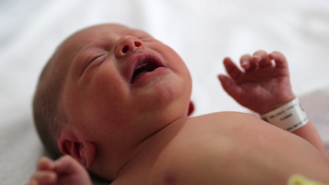 新生男婴出生后在医院哭泣视频素材