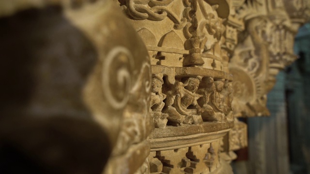 寺庙内的印度建筑雕刻视频下载