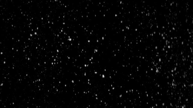 冬天真雪慢动作落地效果。暴风雪隔离在黑色背景在4K用于合成，运动图形，或作为背景或覆盖。视频素材
