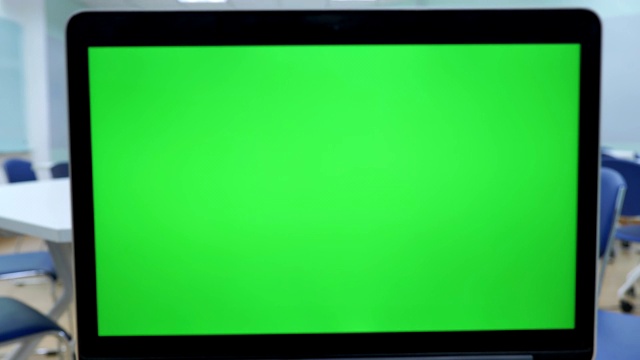 教室里的笔记本电脑显示绿色色度键屏。背景中的技术:技术背景的概念视频下载