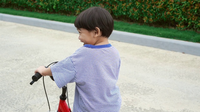 骑单车的宝贝男孩快乐视频素材