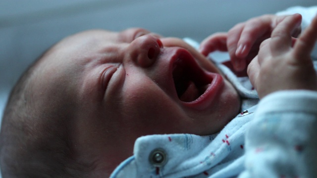 新生儿出生后第一周的啼哭，心烦，生气视频素材
