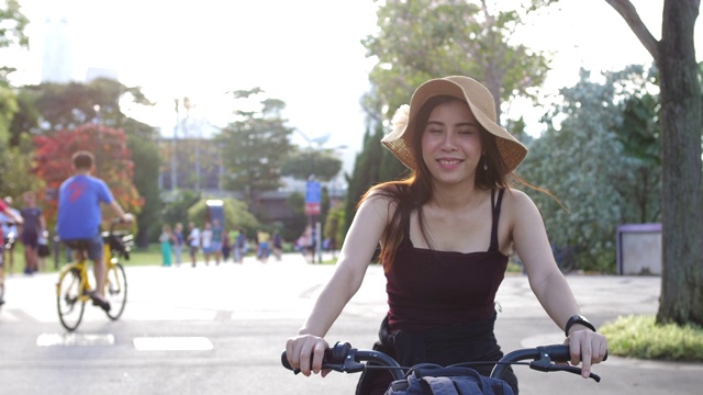 在城里骑自行车视频素材