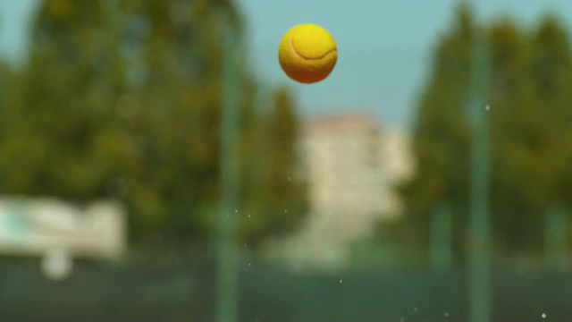拍击湿网球，超慢动作视频素材