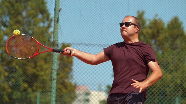 一个男人在打网球，慢动作视频下载