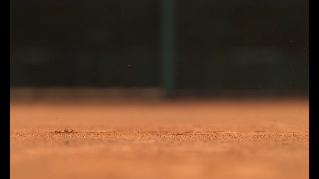 一个网球运动员的腿在地面上滑动，超慢动作视频素材