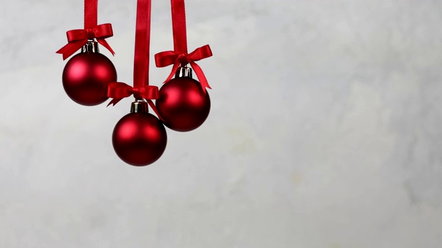 三个圣诞装饰球一个接一个落下视频下载