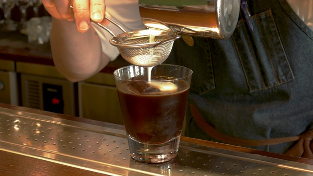 台湾台北，调酒师制作咖啡饮品视频素材