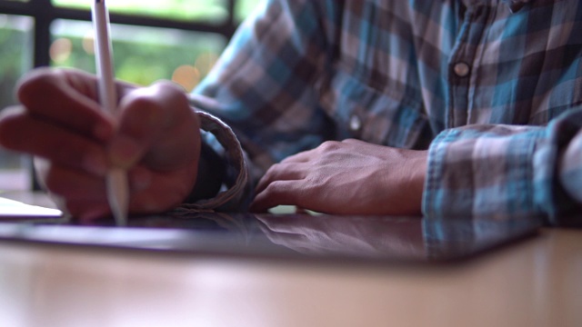 商人使用数字笔在平板电脑上书写视频素材