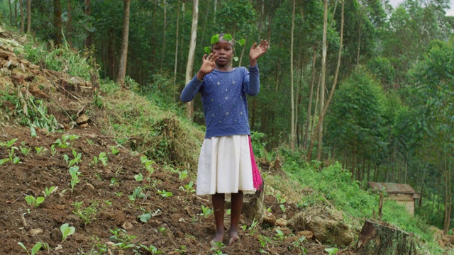 一个非洲女孩挥动着她的手视频素材