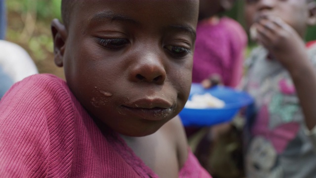 非洲的孩子吃视频素材