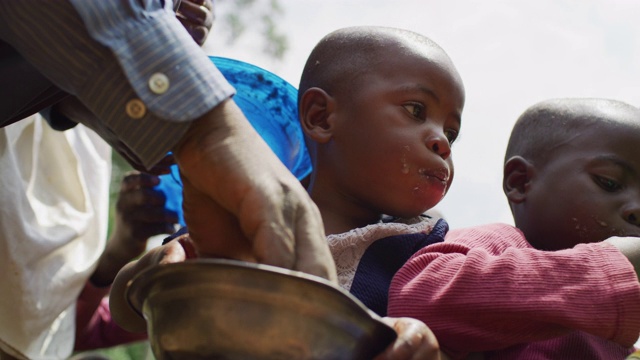 非洲儿童一起吃饭视频素材