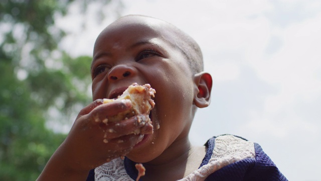 一个吃东西的非洲孩子的特写视频素材