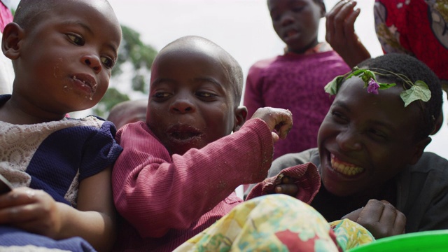 非洲儿童从盘子里吃东西视频素材