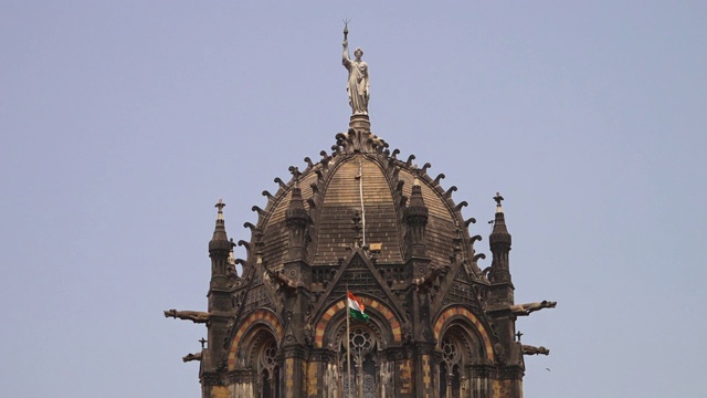 一座印度古庙顶上矗立着一座雕像，俯瞰着这片土地视频下载