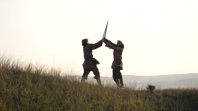勇敢的中世纪男人在战斗视频素材