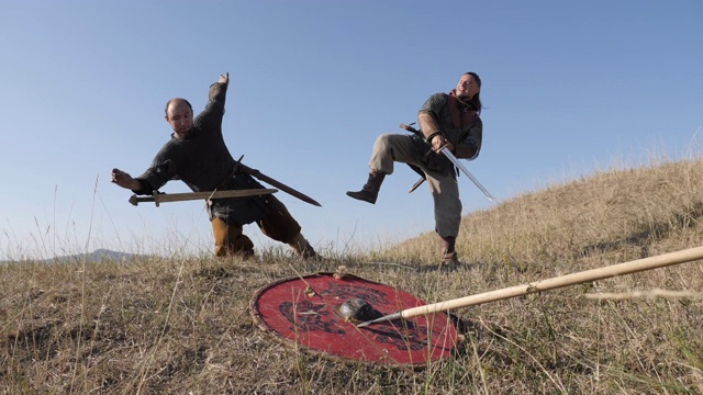 投掷长矛和打斗的中世纪武士视频素材
