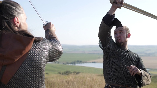 强壮的中世纪男人在战斗视频素材
