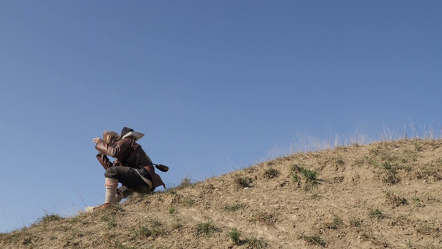 在山上战斗的中世纪勇士视频素材
