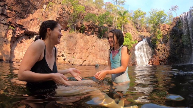 母亲和女儿在佛罗伦萨瀑布在利奇菲尔德国家公园在澳大利亚北部领土的乐趣视频下载