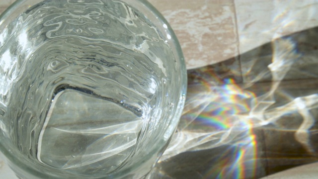 一杯纯净水装在杯子里视频素材