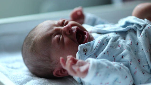 新生儿在出生后的第一周会哭闹视频素材