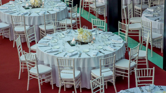 可爱的圆桌装饰在白色与现代和惊人的细节视频素材