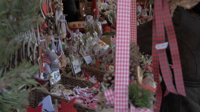 欧洲，意大利，南蒂罗尔，波尔扎诺省沃特尔·冯·德·沃格尔维德广场的圣诞装饰和购物者视频下载