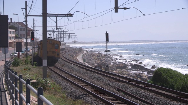 海岸线上南非火车的手持视图视频下载